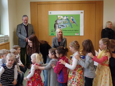 Vorstellung des Entdeckerbuchs "Natur" im Kindergarten "St. Nikolaus" in Oberding.