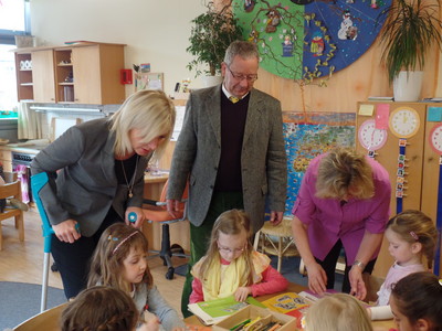 Vorstellung des Entdeckerbuchs "Natur" im Kindergarten "St. Nikolaus" in Oberding.