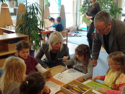Vorstellung des Entdeckerbuchs "Natur" im Kindergarten "St. Nikolaus" in Oberding.
