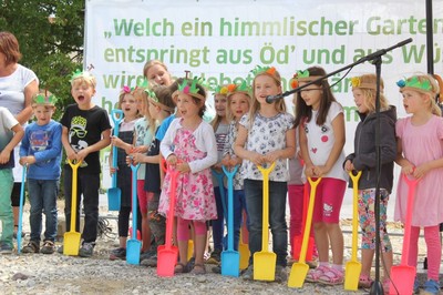 Spatenstich zur Gartenschau 2017 im schönen Pfaffenhofen mit tatkräftiger Unterstützung durch die Vorschulgruppe des städtischen Kindergartens Burzlbaam.