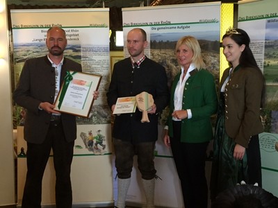 Auszeichnung des Projekts "Birkwild in der Röhn" aufgrund seiner besonderen Bedeutung für den Artenschutz in Bayern mit dem Bundespreis UN-Dekade Biologische Vielfalt.