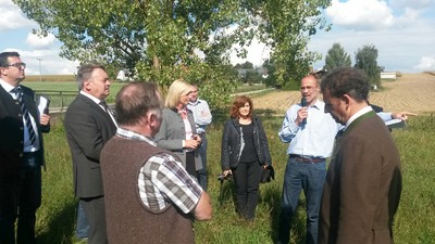 Gemeinsam mit Staatsminister Helmut Brunner bei der Informationsfahrt zur Initiative "boden:ständig" - hier wollen wir gemeinsam mit den Landwirten und Gemeinden neue Wege beim Boden- und Gewässerschutz beschreiten.