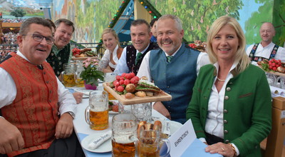 Wie umweltfreundlich sind die Wiesn-Zelte? Die Wiesn-Wirte haben sich einer Prüfung des Umweltministeriums gestellt, und das bayerische Umweltsiegel bekommen.