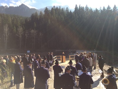 Gerade in den Alpen lässt Starkregen selbst kleine Bäche schnell zu reißenden Strömen werden. In Oberammergau wird jetzt mit der Geschiebesperre und der Vergrößerung des Rückhalteraums künftig der Gewalt der Großen Laine besser Rechnung getragen!