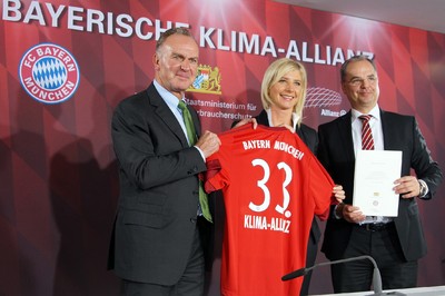Beim Klimaschutz spielen wir gemeinsam auf Sieg - ganz nach dem Motto: "Kicken für's Klima!" Deshalb begrüße ich den Beitritt des FC Bayern München als 33. Partner zur Bayerischen Klima-Allianz ganz besonders!