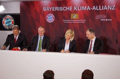 Beim Klimaschutz spielen wir gemeinsam auf Sieg - ganz nach dem Motto: "Kicken für's Klima!" Deshalb begrüße ich den Beitritt des FC Bayern München als 33. Partner zur Bayerischen Klima-Allianz ganz besonders!