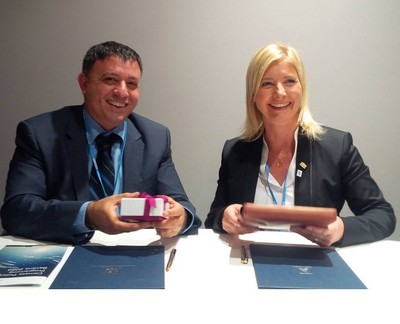 Gemeinsam mit dem israelischen Umweltminister Avi Gabbay habe ich auf der Weltklimakonferenz in Paris die gemeinsame Absichtserklärung „Join Declaration of Intent“ über die Reduktion von Treibhausgasen unterzeichnet.