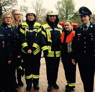"Frauen zur Feuerwehr" Feuerwehrfrauen leisten in Bayern einen wertvollen Beitrag für das Gemeinwohl - retten, löschen, bergen und schützen mit ihren ganz speziellen Fähigkeiten und Talenten. Danke an Natalie Kienmüller-Stadler für ihren Einsatz!!

