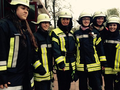 "Frauen zur Feuerwehr" Feuerwehrfrauen leisten in Bayern einen wertvollen Beitrag für das Gemeinwohl - retten, löschen, bergen und schützen mit ihren ganz speziellen Fähigkeiten und Talenten. Danke an Natalie Kienmüller-Stadler für ihren Einsatz!!
