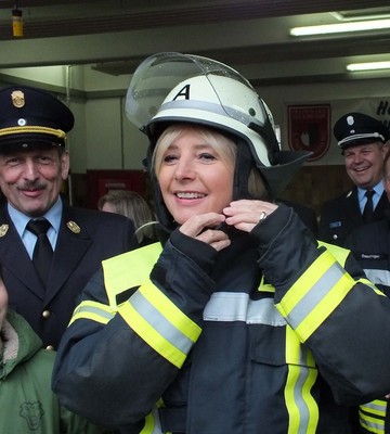 "Frauen zur Feuerwehr" Feuerwehrfrauen leisten in Bayern einen wertvollen Beitrag für das Gemeinwohl - retten, löschen, bergen und schützen mit ihren ganz speziellen Fähigkeiten und Talenten. Danke an Natalie Kienmüller-Stadler für ihren Einsatz!!
