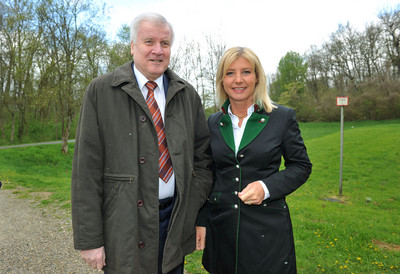 Die BayernTourNatur-Saison 2016 ist eröffnet! Gemeinsam mit dem Bayerischen Ministerpräsidenten Horst Seehofer und Seiner Königlichen Hoheit, Prinz Wolfgang von Bayern, habe ich in Neuburg a. d. Donau den Startschuss gegeben.