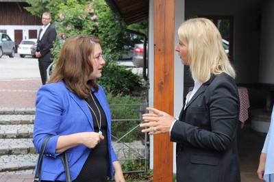 Die Bezirksversammlung der Frauen-Union findet heute im Landkreis Ebersberg statt. Über 100 Delegierte tagen in der "Ebersberger Alm".