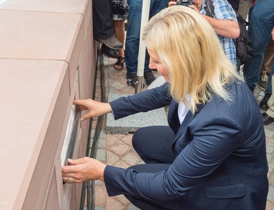 Hochwasserschutz ist eine weitsichtige Investition in unsere Zukunft. In Miltenberg haben wir mit den neuen Hochwasserschutzanlagen ein umfassendes Schutzsystem für die Stadt am Main geschaffen. Zur Einweihung habe ich eine Zeitkapsel in die Hochwasserschutzwand eingefügt.