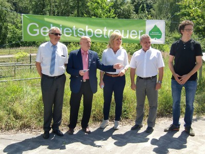 In 37 ökologisch besonders bedeutsamen Gebieten Bayerns fördern wir Gebietsbetreuer - sie vermitteln die Einzigartigkeit der Gebiete und wecken Verständnis für den Erhalt der Naturschätze!