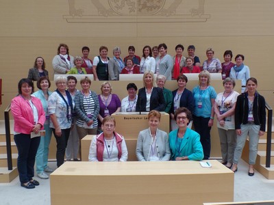 Anregende Diskussionen im Bayerischen Landtag mit den Erdinger Landfrauen und der Erdinger Senioren-Union zu den aktuellen landwirtschaftlichen und umweltpolitischen Themen.