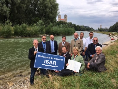 Die Isar ist ein Stück Lebensqualität und Münchens Lebensader!
Eine attraktive Naherholung braucht aber gleichzeitig sauberes Wasser - durch unser einmaliges Gemeinschaftsprojekt von Freistaat und Kommunen hat sich die Gewässerqualität der Isar deutlich verbessert. Seit 2005 betreiben zwölf Kommunen entlang von Isar und Würm Kläranlagen mit UV-Desinfektionsstufen. Der Freistaat hat die Nachrüstung mit hohen Zuwendungen unterstützt. Rund 9 Millionen Euro gingen als Zuschüsse an die teilnehmenden Kommunen, das ist in etwa die Hälfte der Investitionskosten!