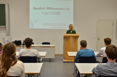 Mit Schülern des Anne-Frank-Gymnasium Erding startete im NanoLab des Landesamtes für Gesundheit und Lebensmittelsicherheit das Projekt 'NanoTeach'. Mit diesem Projekt wird das Wissen über Nanotechnologie auch in die Schulen getragen.