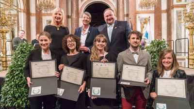 Wasserkonferenz auf Herrenchiemsee - das bayerische Versailles, das mitten im bayerischen Meer liegt. Ein würdiger Ort für die Schlussveranstaltung des bayerisch-italienischen Co-Vorsitzes der Plattform Wasserwirtschaft im Rahmen der Alpenkonvention!
Das Wasser der Alpen ist Lebenselixier, es eröffnet unzählige Nutzungsmöglichkeiten wie z.B. Energie, Trinkwasser oder Erholung. In der bayerisch-italienischen Co-Präsidentschaft wurden zahlreiche Themen zum Schutz vor Wasser aber auch zum Schutz des Wassers im Zusammenhang mit den Alpen bearbeitet.