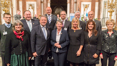 Wasserkonferenz auf Herrenchiemsee - das bayerische Versailles, das mitten im bayerischen Meer liegt. Ein würdiger Ort für die Schlussveranstaltung des bayerisch-italienischen Co-Vorsitzes der Plattform Wasserwirtschaft im Rahmen der Alpenkonvention!
Das Wasser der Alpen ist Lebenselixier, es eröffnet unzählige Nutzungsmöglichkeiten wie z.B. Energie, Trinkwasser oder Erholung. In der bayerisch-italienischen Co-Präsidentschaft wurden zahlreiche Themen zum Schutz vor Wasser aber auch zum Schutz des Wassers im Zusammenhang mit den Alpen bearbeitet.