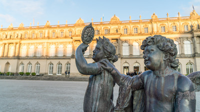 Wasserkonferenz auf Herrenchiemsee - das bayerische Versailles, das mitten im bayerischen Meer liegt. Ein würdiger Ort für die Schlussveranstaltung des bayerisch-italienischen Co-Vorsitzes der Plattform Wasserwirtschaft im Rahmen der Alpenkonvention!
Das Wasser der Alpen ist Lebenselixier, es eröffnet unzählige Nutzungsmöglichkeiten wie z.B. Energie, Trinkwasser oder Erholung. In der bayerisch-italienischen Co-Präsidentschaft wurden zahlreiche Themen zum Schutz vor Wasser aber auch zum Schutz des Wassers im Zusammenhang mit den Alpen bearbeitet.