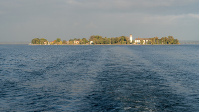 Wasserkonferenz auf Herrenchiemsee - das bayerische Versailles, das mitten im bayerischen Meer liegt. Ein würdiger Ort für die Schlussveranstaltung des bayerisch-italienischen Co-Vorsitzes der Plattform Wasserwirtschaft im Rahmen der Alpenkonvention!
Das Wasser der Alpen ist Lebenselixier, es eröffnet unzählige Nutzungsmöglichkeiten wie z.B. Energie, Trinkwasser oder Erholung. In der bayerisch-italienischen Co-Präsidentschaft wurden zahlreiche Themen zum Schutz vor Wasser aber auch zum Schutz des Wassers im Zusammenhang mit den Alpen bearbeitet.