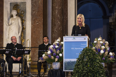 Wasserkonferenz auf Herrenchiemsee - das bayerische Versailles, das mitten im bayerischen Meer liegt. Ein würdiger Ort für die Schlussveranstaltung des bayerisch-italienischen Co-Vorsitzes der Plattform Wasserwirtschaft im Rahmen der Alpenkonvention!
Das Wasser der Alpen ist Lebenselixier, es eröffnet unzählige Nutzungsmöglichkeiten wie z.B. Energie, Trinkwasser oder Erholung. In der bayerisch-italienischen Co-Präsidentschaft wurden zahlreiche Themen zum Schutz vor Wasser aber auch zum Schutz des Wassers im Zusammenhang mit den Alpen bearbeitet.
