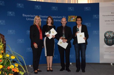 Verleihung des Bayerischen Tierschutzpreises 2016 an Carolin Weiß, Andreas Brucker und Doris Völker-Wamser verliehen.
Herzlichen Glückwunsch und vielen Dank für Ihr herausragendes Engagement!