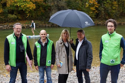 Der Freizeitsportler Pascal Rösler hat auf seinem Stand-Up-Paddel-Board (SUP) über 500 Kilometer von München nach Wien zurückgelegt und so rund 8.500 Euro für den Schutz unserer Flüsse an Spenden gesammelt. Mit dem Geld können tolle Projekte umgesetzt werden. Die Spenden kommen über den Bayerischen Naturschutzfonds direkt an Isar und Donau an. Herzlichen Dank für die großartige Aktion!