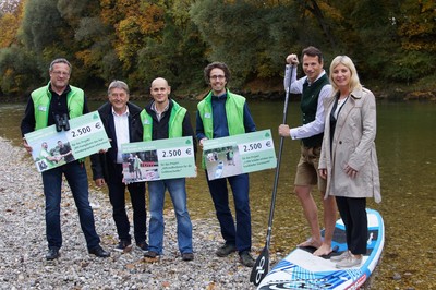 Der Freizeitsportler Pascal Rösler hat auf seinem Stand-Up-Paddel-Board (SUP) über 500 Kilometer von München nach Wien zurückgelegt und so rund 8.500 Euro für den Schutz unserer Flüsse an Spenden gesammelt. Mit dem Geld können tolle Projekte umgesetzt werden. Die Spenden kommen über den Bayerischen Naturschutzfonds direkt an Isar und Donau an. Herzlichen Dank für die großartige Aktion!