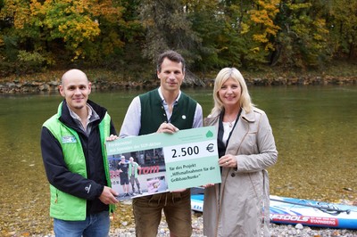 Der Freizeitsportler Pascal Rösler hat auf seinem Stand-Up-Paddel-Board (SUP) über 500 Kilometer von München nach Wien zurückgelegt und so rund 8.500 Euro für den Schutz unserer Flüsse an Spenden gesammelt. Mit dem Geld können tolle Projekte umgesetzt werden. Die Spenden kommen über den Bayerischen Naturschutzfonds direkt an Isar und Donau an. Herzlichen Dank für die großartige Aktion!