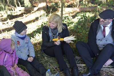 esuch im neu eröffneten Waldkindergarten in St. Wolfgang - ein großartiges Angebot! Hier steht die Umweltbildung im Mittelpunkt, unsere Kleinsten lernen hier den richtigen Umgang mit der Natur.

Foto: Hermann Weingartner