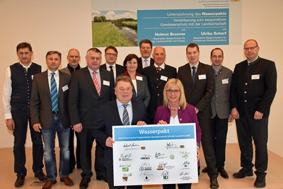 Ein weiterer Meilenstein der Zusammenarbeit bei einem großen Zukunftsthema! Unser gemeinsames Ziel: die hohe Qualität unseres Trinkwassers und unserer Gewässer zu erhalten. Sauberes Trinkwasser ist unser größter Bodenschatz! Mein herzlicher Dank geht an das Bayerische Staatsministerium für Ernährung, Landwirtschaft und Forsten. Gemeinsam stark für sauberes Wasser in Bayern!
