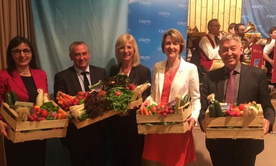 Heute im "Gärtnerdorf" Albertshofen. Phantastisches Gemüse liefern die Gartenbaubetriebe. Abends beim Stammtisch der CSU mit Dr. Anja Weisgerber, MdB und Dr. Otto Hünnerkopf, MdL.