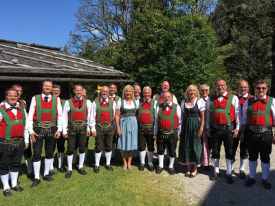 Treffen zur Halbzeit der bayerischen Präsidentschaft der EU-Alpenstrategie (EUSALP) auf der Königsalm mit Staatsministerin Dr. Merk und dem Tiroler Landeshauptmann Platter.
Tirol übernimmt im Jahr 2018 den Vorsitz der EU-Strategie für den Alpenraum.