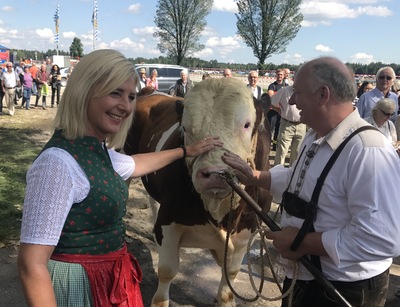 Wir können stolz auf unsere bayerischen Traditionen, wie den Keferloher Montag, sein. Der ehemalige Viehmarkt blickt auf eine über 1050-jährige Geschichte zurück und war einst die größte Menschenansammlung in Bayern. Er ist ein schönes Symbol für unsere gelebte und geliebte Tradition!