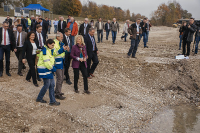 Bei Dingolfing wird die Isar naturnah umgestaltet.