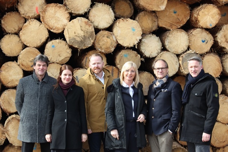 Mache mir ein Bild des ressourceneffizienten Produktionskreislauf in der Säge- und Holzindustrie bei Binderholz in Kösching.